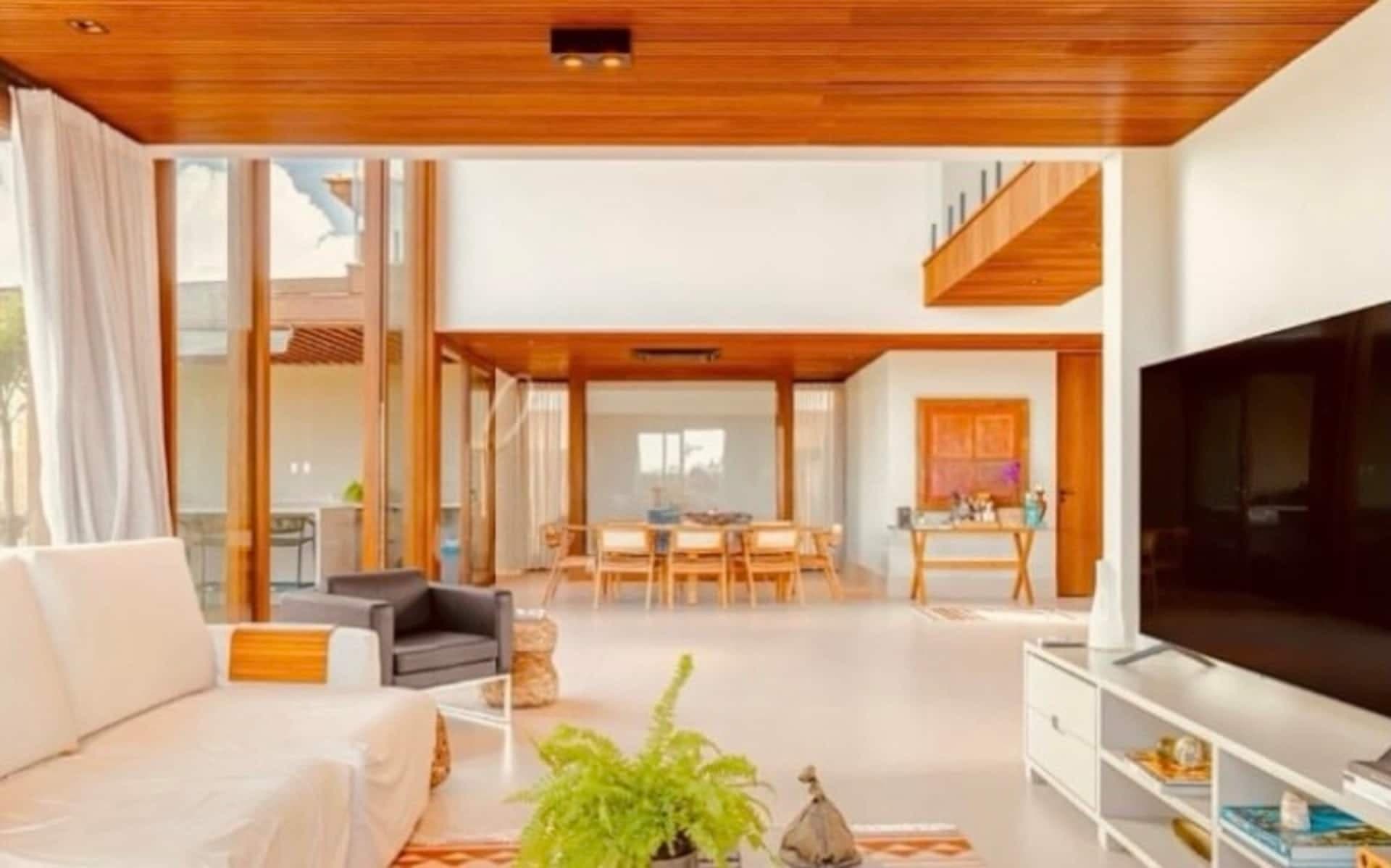 Sala de estar e de jantar integradas, com pé-direito duplo